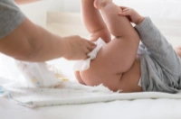 Vì sao trẻ sơ sinh đi ngoài ra máu và chất nhầy? Nên làm gì?
